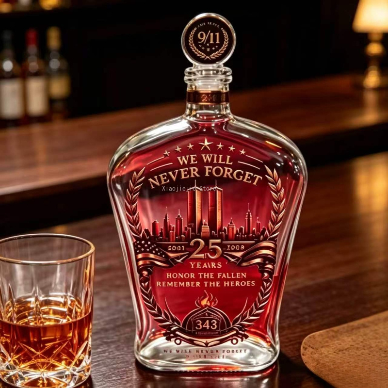 Vintage Collectible Liquor Bottles - アンティーク調のエンボス加工が施されたガラス製デキャンタ、手作りのクリスタル製ワインボトル（栓付き）、バーでの展示やコレクションに最適なドリンクウェア、ギフトとしても。
