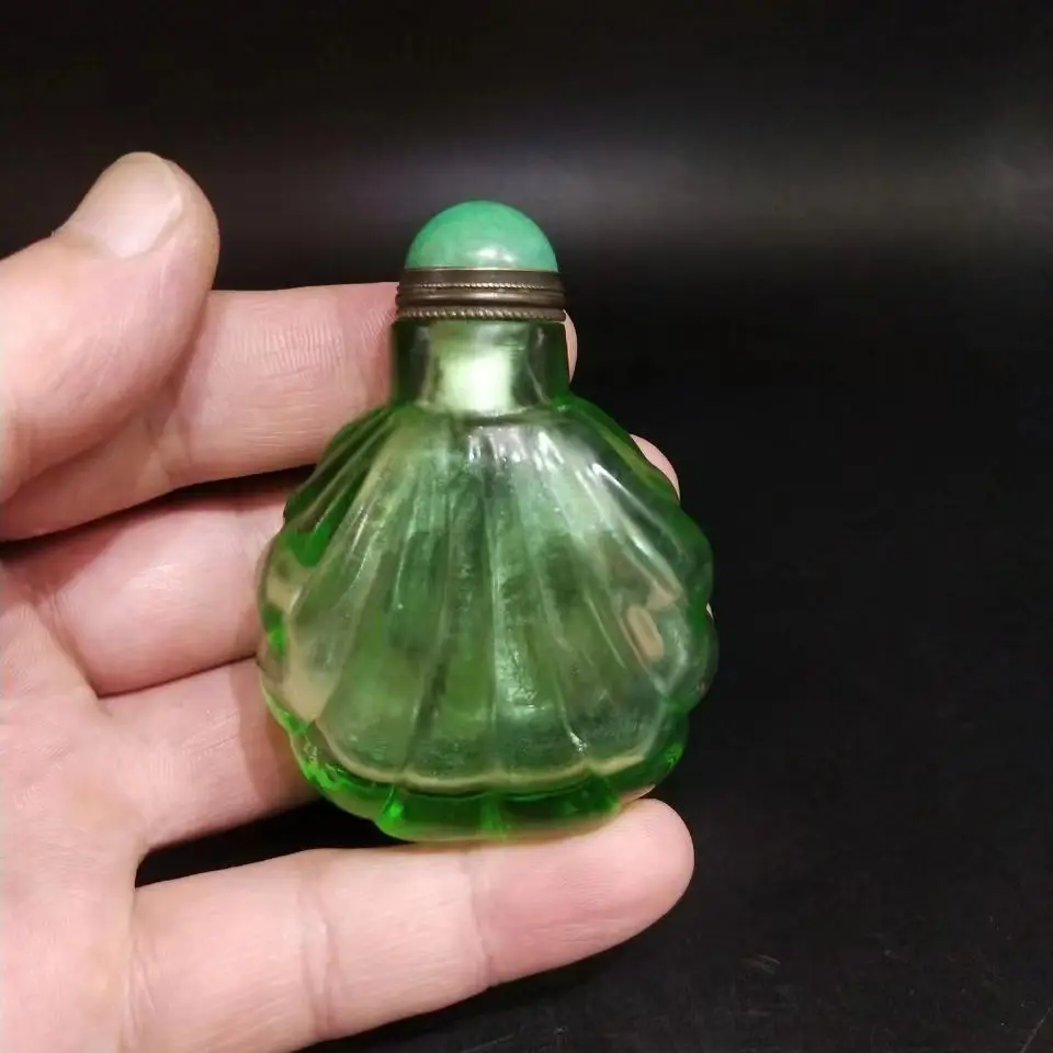 Vintage Collectible Bottles - 中国の古風な緑色の透明ガラス製プリズム型鼻煙壺。民俗芸術コレクションの工芸品。